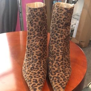 Stuart Weitzman leopard-print booties Sz 7